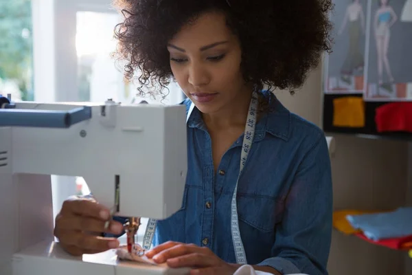 Fashion designer stitching cloth in sewing machine — Stock Photo, Image