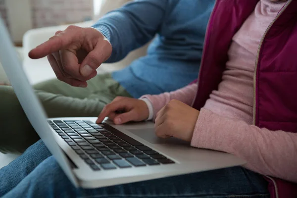 Vader en dochter met laptop — Stockfoto