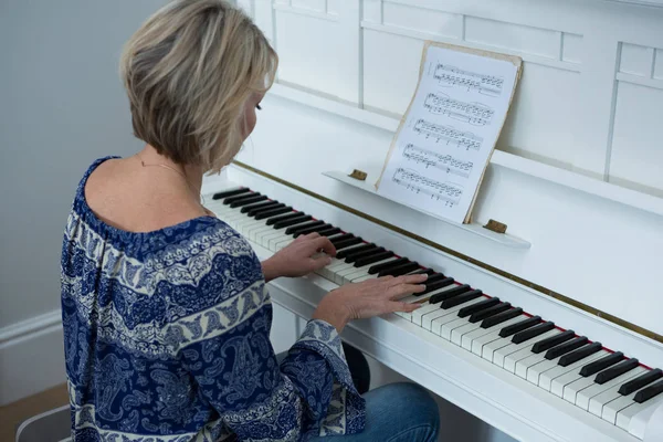 Kvinna som spelar piano — Stockfoto