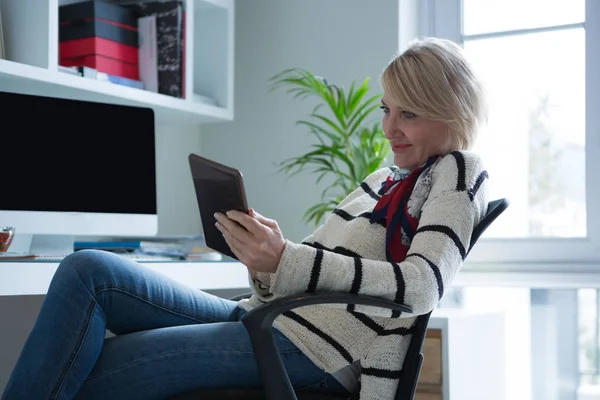Femme utilisant une tablette numérique à la maison — Photo