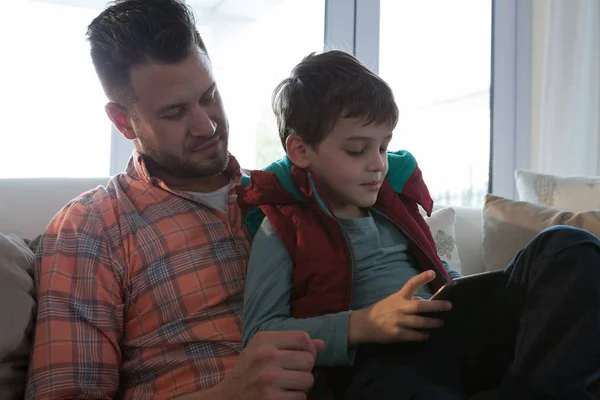 Vater und Sohn nutzen digitales Tablet — Stockfoto