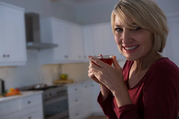 Szczęśliwa kobieta o herbata cytrynowa — Zdjęcie stockowe
