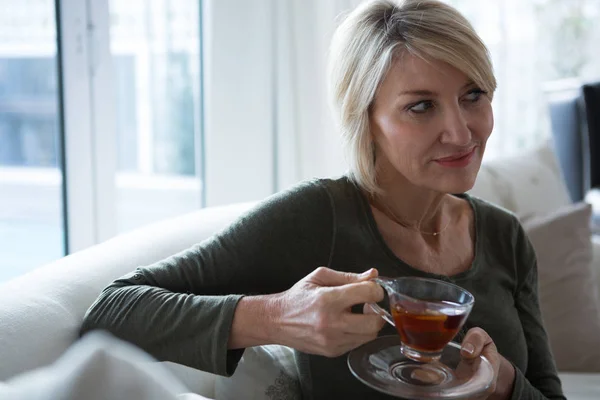 Kobieta zatroskana o herbata cytrynowa — Zdjęcie stockowe