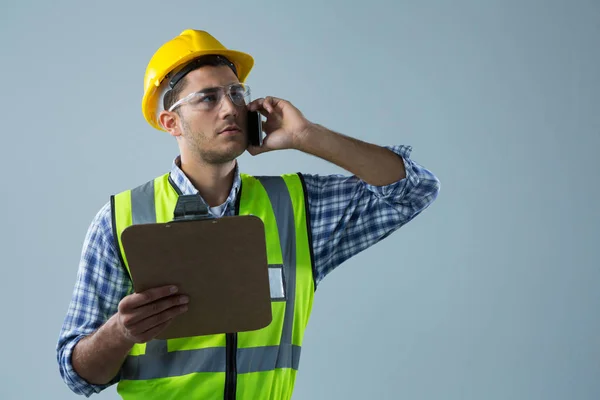 Male architect holding clipboard — Stock Photo, Image