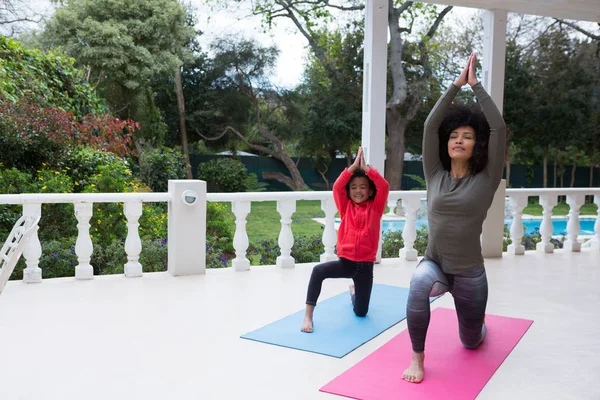 Anne ve kızı Yoga gerçekleştirme — Stok fotoğraf