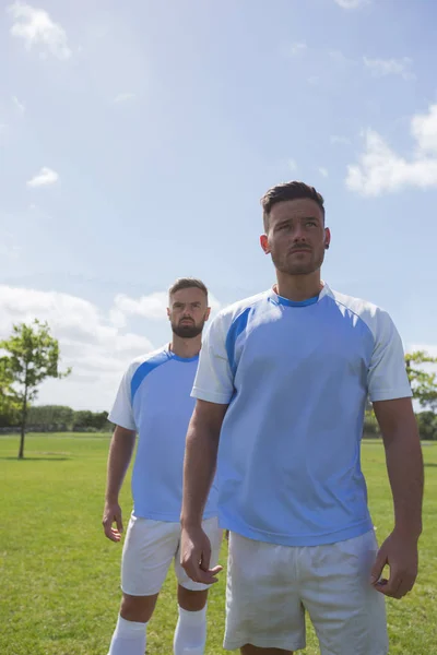 Jogadores de futebol em pé — Fotografia de Stock