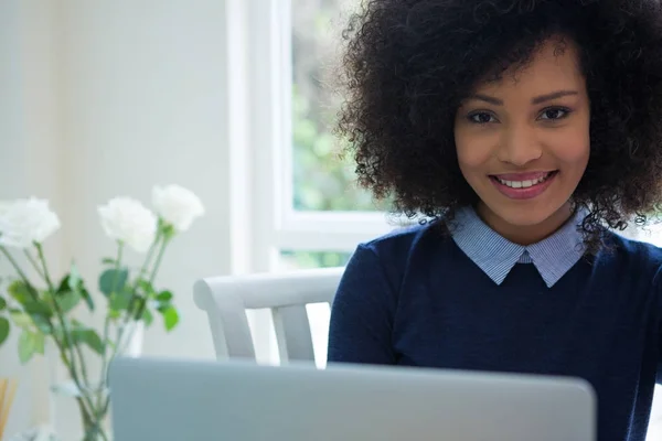 Schöne Frau arbeitet am Laptop — Stockfoto