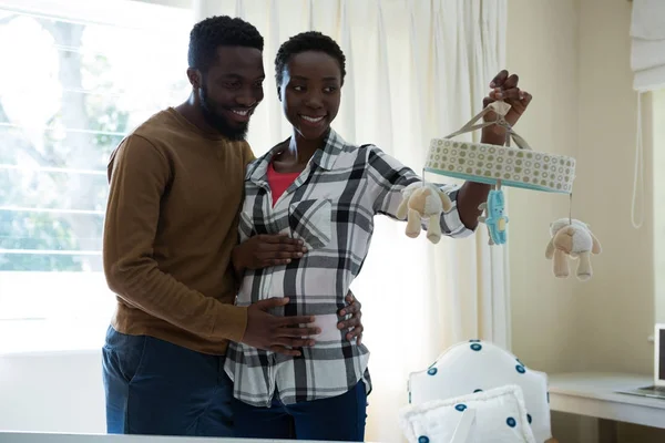 Чоловік і вагітна жінка тримають іграшку — стокове фото