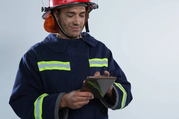 Pompier utilisant une tablette numérique — Photo