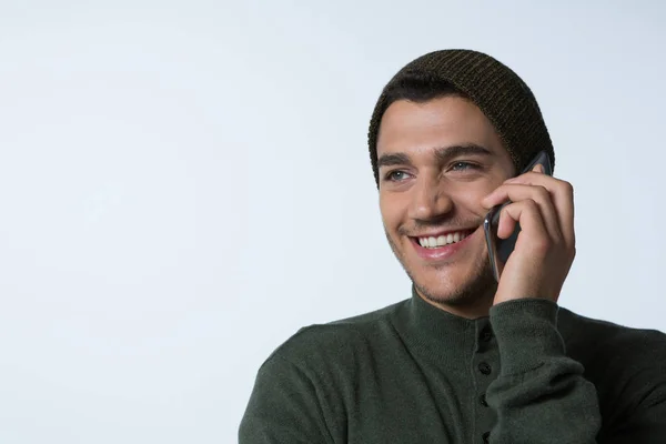 Man in winter doek praten over telefoon — Stockfoto