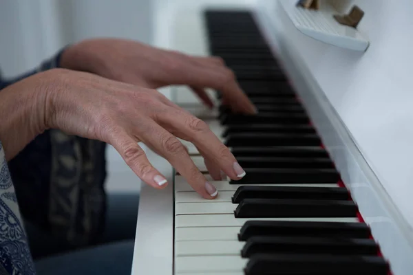 Mitten av avsnittet kvinna som spelar piano — Stockfoto