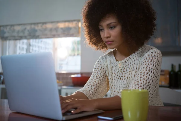 Mujer usando portátil en la mesa — Foto de Stock