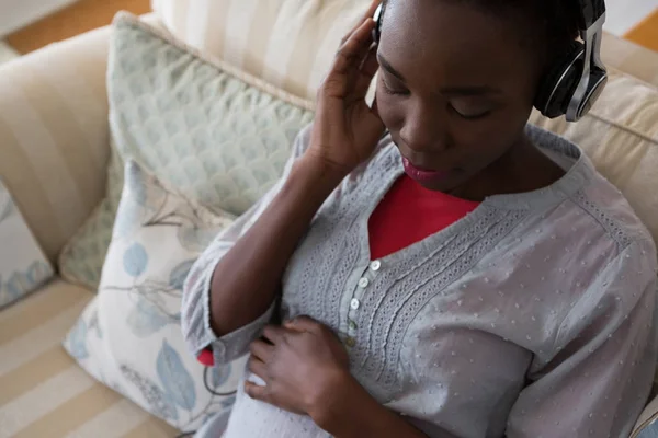 Έγκυος γυναίκα ακούγοντας μουσική στα ακουστικά — Φωτογραφία Αρχείου