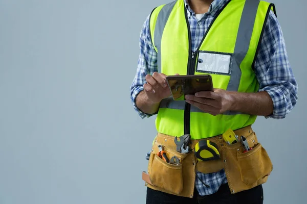 Männlicher Architekt mit digitalem Tablet — Stockfoto