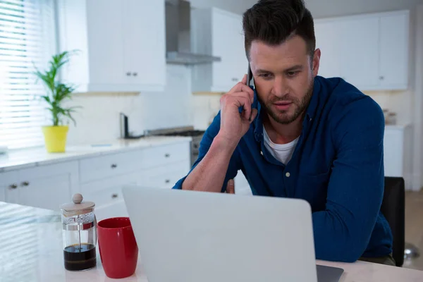 Knappe man praten over telefoon — Stockfoto