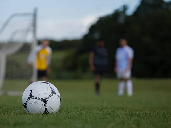 Bola de futebol na grama verde — Fotografia de Stock