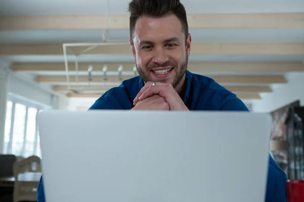 Gelukkig mens met behulp van laptop — Stockfoto