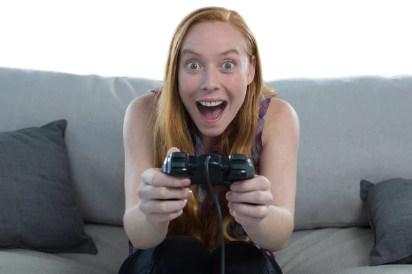 Woman playing video game — Stock Photo, Image