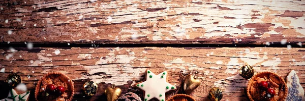 Biscuits et décoration de Noël sur la table — Photo