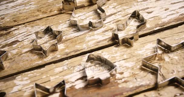 Cortadores de galletas en mesa de madera — Vídeos de Stock