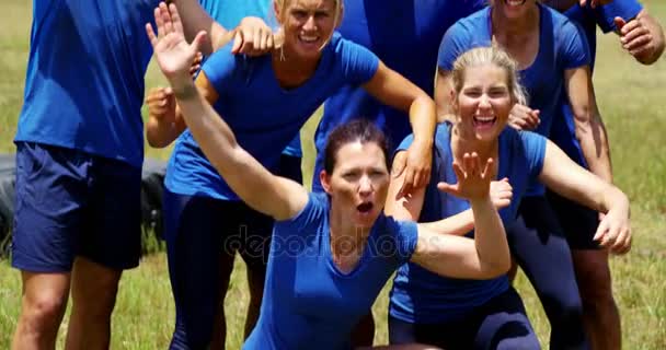 Gente animando juntos en el campo de entrenamiento — Vídeos de Stock