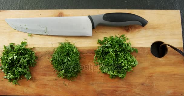 Chchopped herbs with knife — Stock Video