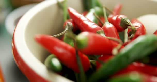 Chiles y chile verde en tazón — Vídeo de stock