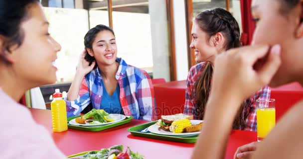 Colegialas comiendo — Vídeos de Stock