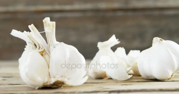 木制桌子上的大蒜 — 图库视频影像