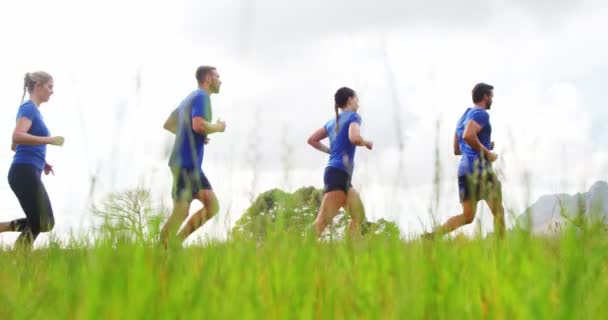 Gente corriendo en el campo de entrenamiento — Vídeos de Stock