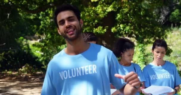 Retrato Voluntário Sorrindo Apontando Para Sua Camiseta — Vídeo de Stock