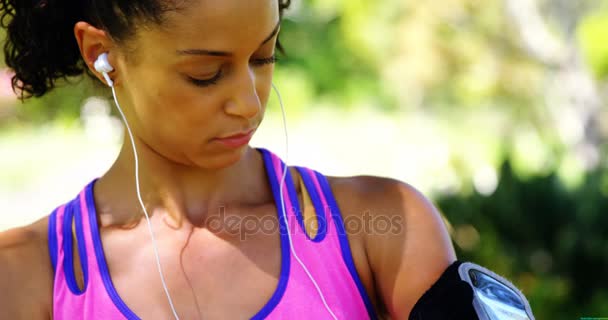 Close Jogger Mujer Tocando Reproductor Mp3 Brazalete — Vídeos de Stock