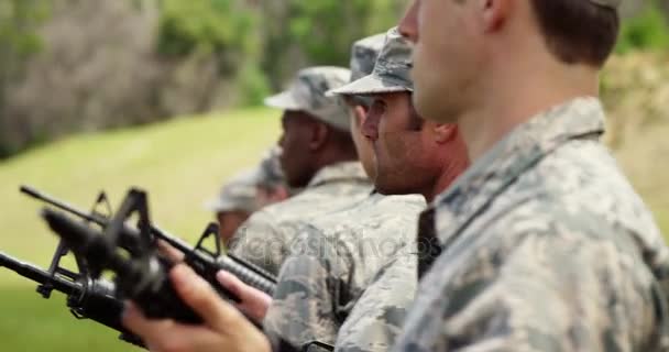 Военные солдаты, стоящие с винтовками — стоковое видео