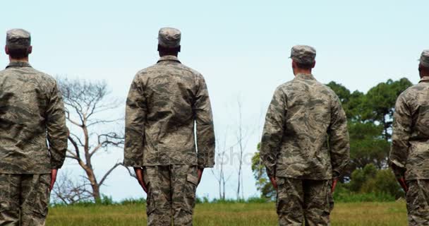 Wojskowej żołnierzy, stojących w linii — Wideo stockowe