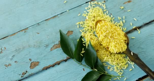 Arroz amarelo orgânico bruto — Vídeo de Stock