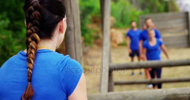 Fit mensen klimmen monkey bars — Stockvideo