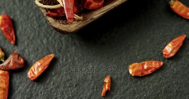 Peperoncino rosso essiccato in ciotola — Video Stock