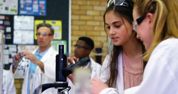 Schoolkinderen doen experiment op Microscoop — Stockvideo