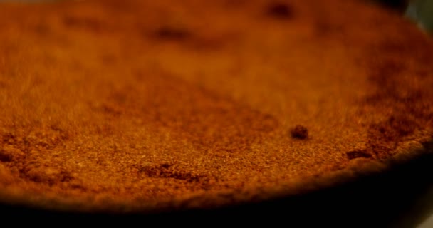 Διάφορα μπαχαρικά σε σκόνη σε μπολ — Αρχείο Βίντεο
