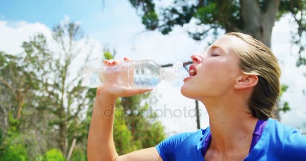 Mujer bebiendo agua de la botella — Vídeo de stock