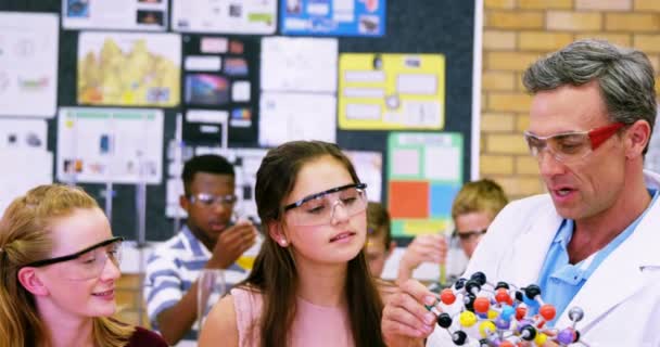 School teacher assisting schoolkids — Stock Video