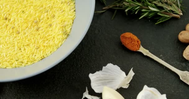 Arroz em tigela com especiarias — Vídeo de Stock