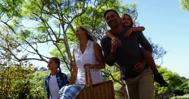 Lycklig Familj Promenader Parken För Picknick Solig Dag — Stockvideo