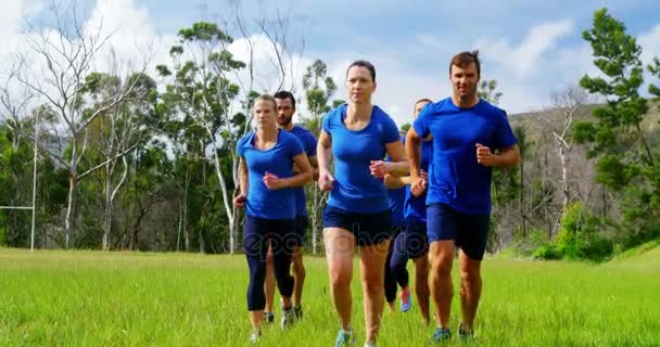 Pessoas a correr no campo de treino — Vídeo de Stock