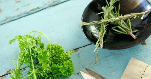 Tijeras y servilleta en la mesa — Vídeos de Stock