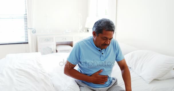 Homem que sofre de dor de estômago — Vídeo de Stock
