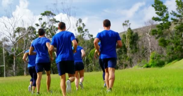 Gente corriendo en el campo de entrenamiento — Vídeos de Stock