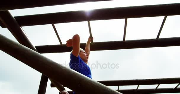 Ajuste mujer escalada mono bars — Vídeos de Stock