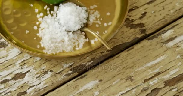 Соль и лайм в тарелке — стоковое видео