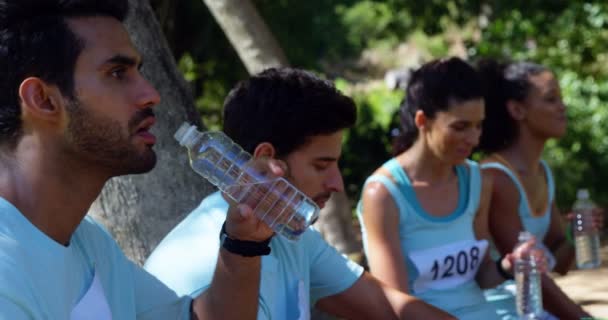 公園で水があればマラソン選手 — ストック動画
